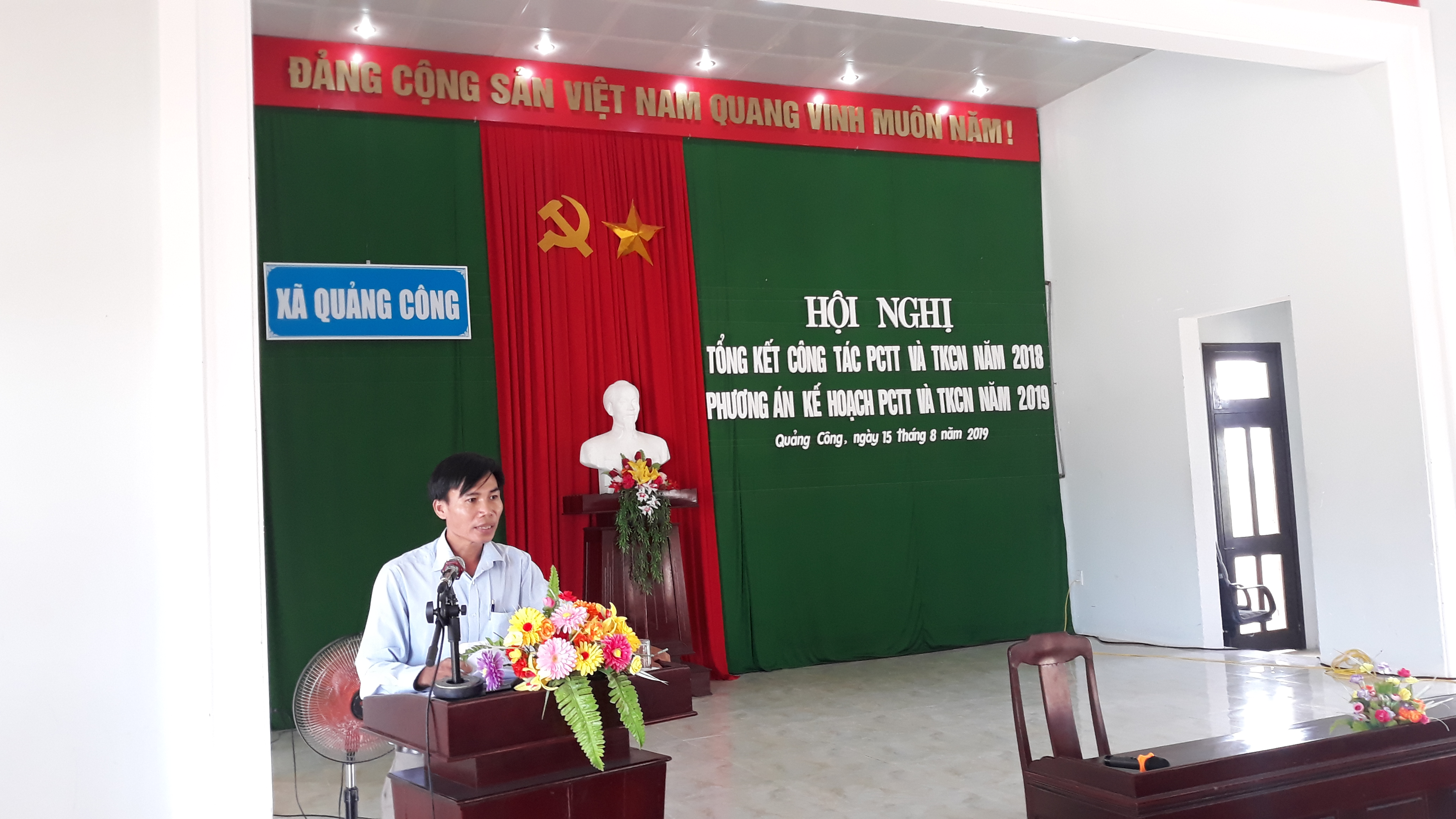 Đồng chỉ Nguyễn Hữu Truyền - UVTV Đảng ủy - Phó chủ tịch UBND xã chủ trì hội nghị