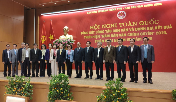 Chủ tịch UBND tỉnh Phan Ngoc Thọ cùng các đại biểu chụp ảnh lưu niệm với Thủ tướng Chính Phủ Nguyễn Xuân Phúc